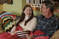 The Middle – Als Mike (Neil Flynn, r.) erfährt, dass Sues (Eden Sher, l.) neue "Freundin" sie nicht zu ihrer Übernachtungsparty einlädt, setzt er sich für seine glücklose Tochter ein ...