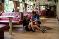 SOKO Stuttgart – Ein Wochenendausflug auf dem Neckar entpuppt sich für Rechtsmediziner Dr. Benedikt Förster (Florian Wünsche) und Kollegen als Kriminalfall: Ein Mann wird tot in einer Kajüte gefunden und undercover versuchen sie an Informationen zu gelangen. Kennt Antonia Klein (Cosima Henman), die mit ihren Kollegen einen Betriebsausflug auf dem Schiff macht, den Toten etwa?