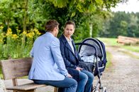 Sturm der Liebe – Boris (Florian Frowein, l.) versucht die besorgte Tina (Christin Balogh, r.) zu beruhigen.