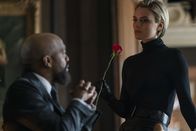 Infinite - Lebe unendlich – Bathurst 2020 (Chiwetel Ejiofor, l.); Agent Shin (Wallis Day, r.)