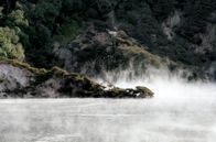 Leben mit Vulkanen – Im Tongariro National Park im Norden Neuseelands treten über einem Kratersee in dichten Schwaden vulkanische Gase aus.