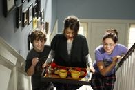 Modern Family – Luke (Nolan Gould), Haley (Sarah Hyland, Mi.) und Alex (Ariel Winter) wollen ihre Eltern zum Hochzeitstag überraschen und ihnen Frühstück ans Bett bringen, doch dabei erwischen sie Claire und Phil in flagranti...