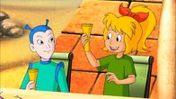 Bibi Blocksberg – Bibi (r.) und ihr neuer Freund Pux (l.) stoßen auf die Rettung des Planeten Quandalan an.