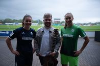Fußballhymnen. Schalalalala? Von singenden Kickern – Der SC Sand, 2.Bundesliga, hat einen eigenen Komponisten und Sänger der Stadionhymne: Philipp Zink (mitte). Spielerinnen Amelie Bohnen (li) und Jule Baum (re) wünschen sich mehr Hymnen für weibliche Spielerinnen.