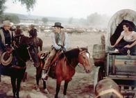 Drei Rivalen – Konkurrenten: Ben Allison (Clark Gable, li.) und der Geschäftsmann Nathan Stark (Robert Ryan, Mi.) haben beide Interesse an Nella Turner (Jane Russell, re.)