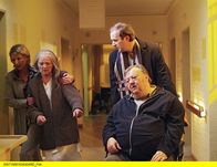 Der Dicke – NDR Fernsehen DER DICKE, "Schlafende Hunde" Uhr. Gregor Ehrenbergs (Dieter Pfaff, r.) undercover-Einsatz im Altenheim gerät außer Kontrolle. Die Heimleiterin Ursula Betting (Petra Zieser, l.) schnappt sich Marianne (Eva-Maria Hagen, 2.v.l.) und ihr Komplize Gunther Schorm (Stephan Grossmann, 2.v.r.) setzt Ehrenberg außer Gefecht.
