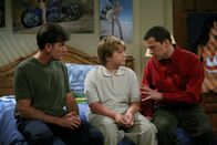 Two and a Half Men – Jake (Angus T. Jones, M.) hat die Versetzung in die Junior High School geschafft. Daraufhin werden bei Charlie (Charlie Sheen, l.) und Alan (Jon Cryer, r.) Erinnerungen an ihre eigenen Ängste und Niederlagen wach ...
