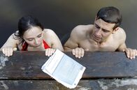 Sturm der Liebe – Ein Tag am See: Beim gemeinsamen Lernen für Romys (Désirée von Delft, l.) Prüfung passiert Paul (Sandro Kirtzel, r.) ein Missgeschick.
