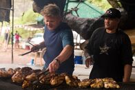 Gordon Ramsay: Kulinarische Abenteuer – Hawaii - Uncle Russell (R) tells Gordon Ramsay about some of the secrets that go into making Huli Huli chicken.