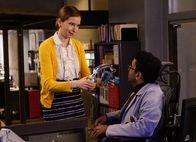 Ghosted – Deidre (Lennon Parham, l.); Barry Shaw (Adeel Akhtar, r.)