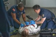 9-1-1 Notruf L.A. – (v.l.n.r.) Henrietta "Hen" Wilson (Aisha Hinds); Chef Maurice Malone (Jeff Blim); Howie "Chimney" Han (Kenneth Choi)