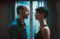 Tagundnachtgleiche – Alexander (Thomas Niehaus) und Marlene (Sarah Hostettler) kommen sich näher.