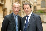 Lewis - Der Oxford-Krimi – Kriminalinspektor Robert Lewis (Kevin Whately, r.) und sein junger Kollege Sergeant James Hathaway (Laurence Fox).