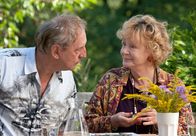 Harry nervt – Mit Schwiegermutter Sophie (Christine Schorn) versteht Harry (Günther Maria Halmer) sich noch am besten.