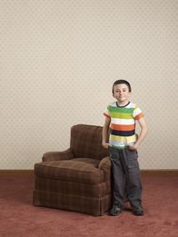 The Middle – (3. Staffel) - Mit anderen Menschen hat es Brick (Atticus Shaffer) nicht so wirklich, dafür mag er Bücher umso mehr ...