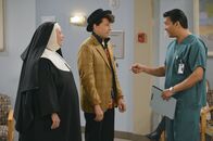 Two and a Half Men – Nach einem Herzinfarkt wurde Walden ins Krankenhaus eingeliefert. Alan (Jon Cryer, M.) und Berta (Conchata Ferrell, l.) erkundigen sich bei Dr. Prajneep (Kris Iver, r.) nach dessen Zustand ...