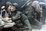 Der Soldat James Ryan – In ihrer Verzweiflung bitten die französischen Dorfbewohner, Corporal Upham (Jeremy Davies), das kleine Mädchen vor den angreifenden deutschen Truppen zu retten ...