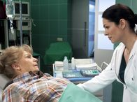 In aller Freundschaft – ARD/MDR IN ALLER FREUNDSCHAFT FOLGE 484, "Bittersüße Augenblicke" Uhr im ERSTEN. Dr. Elena Eichhorn (Cheryl Shepard, re.) erklärt Ilse Friedel (Ingeborg Krabbe, li.), dass sie den gebrochenen Oberschenkel operieren müssen. Ilse Friedel macht sich Sorgen um ihre Enkelin, um die sie sich dann nicht kümmern kann, doch schließlich stimmt sie der OP zu.