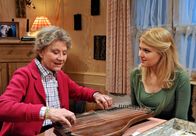 Sturm der Liebe – ARD STURM DER LIEBE FOLGE 1724 Uhr im ERSTEN. Hildegard (Antje Hagen, l.) entlockt ihrer alten Zither ein paar Töne. Mandy (Lara Mandoki, r.) lauscht fasziniert.