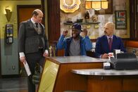 Superior Donuts – (v.l.n.r.) Carl "Tush" Tushinksi (David Koechner); Sweatpants (Rell Battle); Fawz (Maz Jobrani)