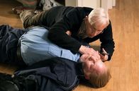 In aller Freundschaft – Otto Stein (Rolf Becker, oben) hat dem falschen Polizisten (Ben Becker, unten) den Teppich unter den Füßen weggezogen. Dabei ist er schwer gestürzt.