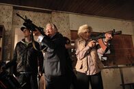 Cockneys vs Zombies – (v.l.n.r.) Terry (Rasmus Hardiker); Ray (Alan Ford); Katy (Michelle Ryan); Peggy (Honor Blackman)