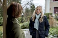 Sturm der Liebe – Alicia (Larissa Marolt, r.) konfrontiert Xenia (Elke Winkens, l.) mit ihrem Verdacht.