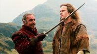 Highlander - Es kann nur einen geben – Connor McLeod (Christopher Lambert,r.) wird von Juan Sánchez Villa-Lobos Ramírez (Sean Connery), der vor 2437 Jahren geboren wurde, zu einem Meister mit dem Schwert ausgebildet.