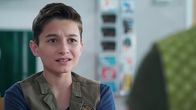Schloss Einstein – Hermann (Thorin Holland) versteht nicht, warum er auf dem Verhörstuhl sitzt, schließlich gehört er zu den Ermittlern.