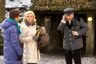 In aller Freundschaft – Während einer Höhlenbesichtigung hat Uwe Fink seiner Freundin Valerie Hoppe (Eva Habermann, 2. von links) einen Heiratsantrag gemacht. Da Valerie ihn nicht bedenkenlos angenommen hat, ist Uwe gekränkt davon gelaufen. Roland Heilmann hat angeboten, ihn zu suchen. Als die Besichtigung zu Ende ist, begleitet Pia Heilmann (Hendrikje Fitz, links) Valerie zum Parkplatz, in der Hoffnung, dort die beiden Männer zu finden. Doch der Parkplatz ist leer - sie müssen noch in der Höhle sein. Für Uwe, der Diabetiker ist, wird die Zeit knapp, da Valerie sein Insulin bei sich trägt. Der Höhlenführer (Frank Michael Köbe) benachrichtigt sofort einen Rettungstrupp, um die beiden Vermissten zu suchen.