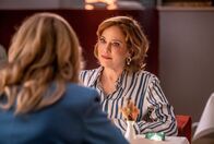 In aller Freundschaft – Die Gesundheitsdezernentin Antonia Meiler (Muriel Baumeister; re.) genießt das Abendessen mit Sarah Marquardt (Alexa Maria Surholt, li.) ... jedenfalls, bis Sarah ein dringender Hilferuf per Telefon ereilt.