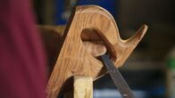 Handwerkskunst! – Den Griff aus Bubinga Holz feilt Gert Fritsche mit handgefertigten Feilen. Auf Wunsch passt er den Griff an die Hand des Besitzers an.