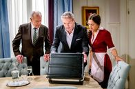 Sturm der Liebe – Was ist in dem Koffer? (v.li.: Dirk Galuba, Dieter Bach, Katharina Scheuba).