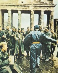 Countdown zum Kriegsende - Die letzten 100 Tage – Rotarmist am Brandenburger Tor im Mai 1945.