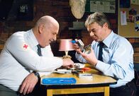 "Gestern ging's noch" – SWR Fernsehen HANNES UND DER BÜRGERMEISTER, "Gestern ging's noch" Uhr. Eberhard (Karlheinz Hartmann, li.), diensttuender Sanitäter im Theater hat mit dem diensttuenden Feuerwehrmann Heinz (Albin Braig, re.) immer ein Problem während des Dienstes zu lösen. Dieses Mal hat Heinz ein für seine Frau unentbehrliches Gerät kaputt gemacht, nämlich ein Außentemperaturmeßgerät...