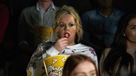 Gameface – Marcellas (Roisin Conaty) eigensinniger Bruder Billy kommt frisch aus der Entzugsklinik. Die Wiedersehensfreude hält sich jedoch in Grenzen und der nächste Geschwister-Zoff lässt nicht lange auf sich warten. Beruflich hingegen tut sich endlich was: Marcella wird zu einem Casting eingeladen, auf das sie sich mit Hingabe vorbereitet. Doch das Ganze hat einen Haken...