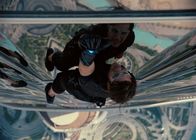 Mission: Impossible - Phantom Protokoll – Achthundert Meter in die Tiefe könnte Ethan Hunt (Tom Cruise) bei seinem gewagten Manöver stürzen. Dies riskiert er, um das Leben vieler anderer zu schützen ...