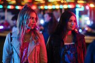 Tell me everything – Auch Zia (Carla Woodcock, l.) und Regan (Tessa Lucille, r.) sind auf der Kirmes in Welwyn Garden City unterwegs.