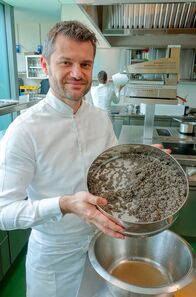 GEO Reportage – Der junge Enrico Bartolini ist der erste Koch in der Geschichte der Michelin-Sterne, dem zeitgleich vier Sterne für mehrere seiner Restaurants verliehen wurden.