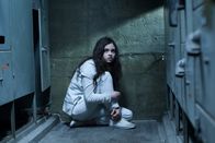 Underworld Awakening – Nach 15 Jahren in Gefangenschaft erwacht Vampirin Selene. Kaum befreit, findet sie heraus, dass sie eine Tochter im Teenageralter hat: Eve (India Eisley) ist halb Lykaner und halb Vampir ...