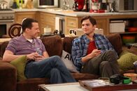Two and a Half Men – Als Walden (Ashton Kutcher, r.) auf einer Single-Veranstaltung auf seine Ex-Frau Bridget trifft, überlegt er, ob er wieder mit ihr zusammenkommen sollte. Alan (Jon Cryer, l.) fürchtet jedoch, dass das nicht gut für ihn wäre ...
