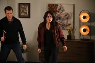 The Rookie – John Nolan (Nathan Fillion) und Bailey (Jenna Dewan) setzen sich entschlossen gegen unerwartete Eindringlinge in ihrem Haus zur Wehr.