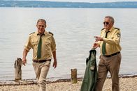 Hubert ohne Staller – v.li.: Hubert (Christian Tramitz) und Girwidz (Michael Brandner) entdecken Yazid beim Eisverkauf.