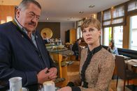 Die Rosenheim-Cops – Kommissar Hofer (Joseph Hannesschläger, l.) möchte herausfinden in welcher Beziehung Veronica Pfeil (Dagmar Geppert, r.) zum Opfer stand.