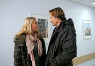 Rote Rosen – ARD ROTE ROSEN FOLGE 1205 Uhr im ERSTEN. Als Ben (Hakim Michael Meziani, r.) Britta (Jelena Mitschke, l.) verdächtigt, mit Lars eine Affäre zu haben, erzählt sie ihm aus Wut nichts von ihrer Schwangerschaft.