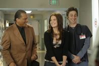 Scrubs - Die Anfänger – J.D. (Zach Braff, r.) und Julie (Mandy Moore, M.) haben es mit einem besonderen Menschen zu tun, nämlich mit Billy Dee Williams (Billy Dee Williams, l.) ...