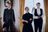 Haus Kummerveldt – Im Beisein von Dr. Ernst Büchner (Wolf Danny Homann, li.) und Hausdiener Hermann-Josef (Fabian Nolte, re.) entscheidet sich die junge Landadlige Luise von Kummerveldt (Milena Straube) zu einer radikalen Aktion.