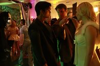 Castle – Eigentlich wollte Alexis (Molly C. Quinn, r.) Castle (Nathan Fillion, M.) nur bei seinen Ermittlungen helfen. Doch der überbesorgte Vater ist von dem aufreizenden Kostüm seiner Tochter nicht gerade begeistert ...