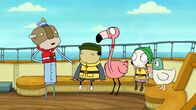 Sarah & Duck – Cloud Captain bittet John, seinen Bojen mit der Pfeife ein Signal zu pfeifen.