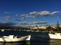 Griechenland - Von Insel zu Insel – Über dem Hafen von Nafplio liegt das venezianische Kastell.